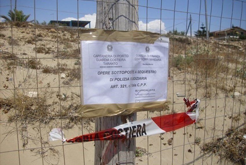 Sigilli al lido abusivo di Marina di Lizzano (FOTO)