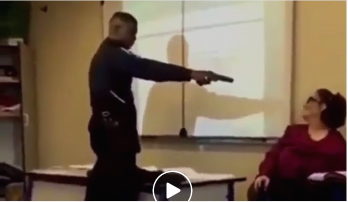 Video virale: ragazzo punta pistola alla testa della prof