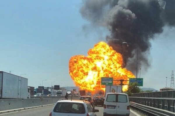 Bologna; forte esplosione in tangenziale