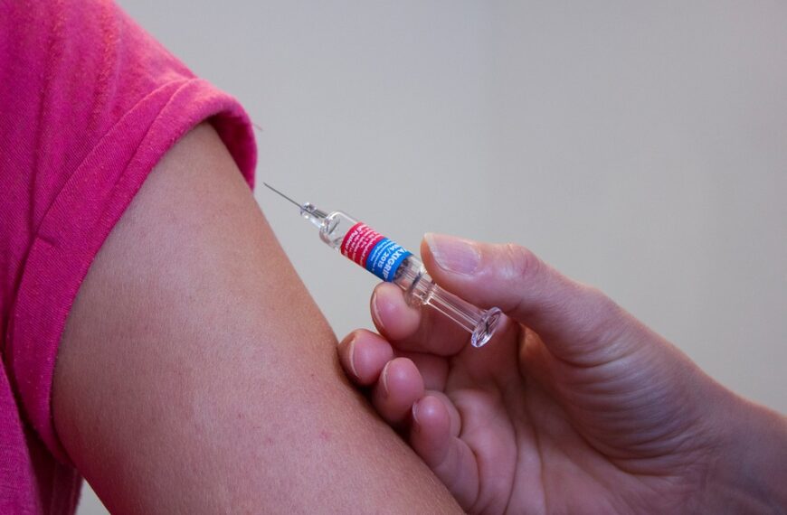 Disinformazione vaccini: Facebook usa le notifiche per combatterla