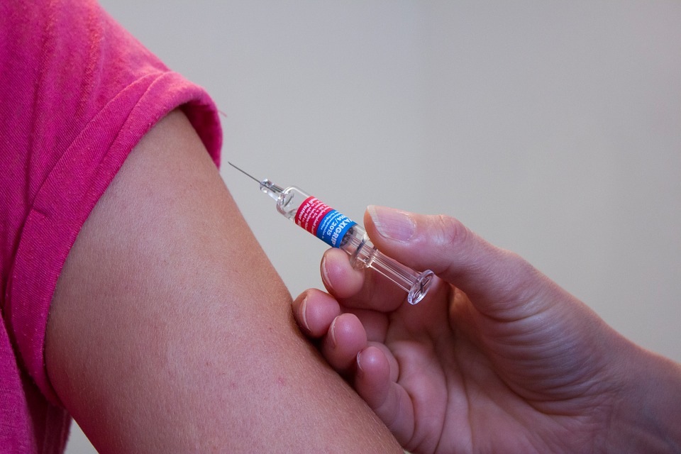 Disinformazione vaccini: Facebook usa le notifiche per combatterla