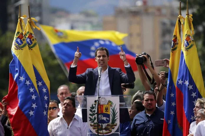 Tensione in Venezuela: Guaidò si autoproclama presidente