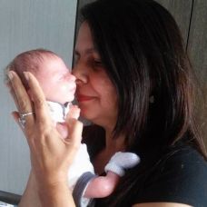 Una madre "scarta con cura" il suo bebè