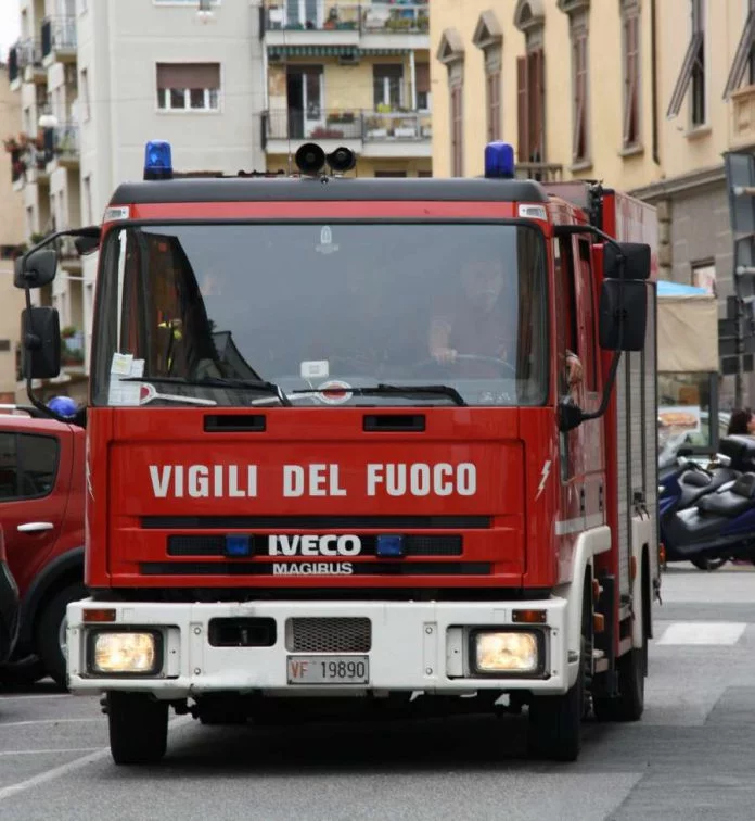 Milano: incendio divora un deposito di rifiuti speciali
