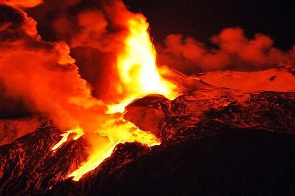Vulcano Mayon Filippine: continua l'eruzione