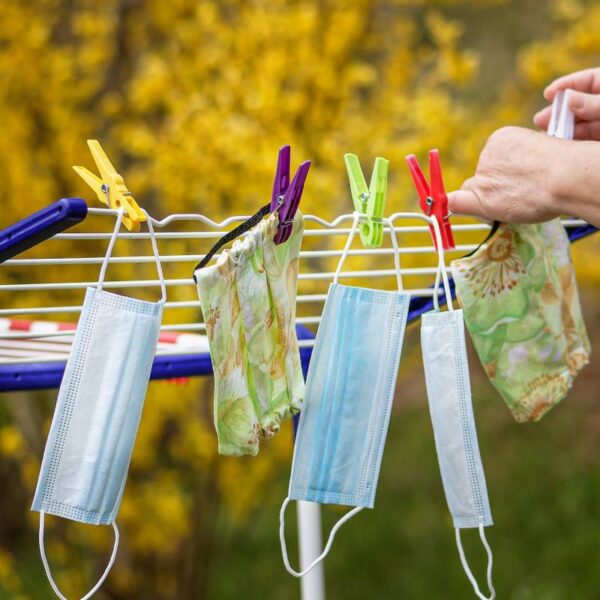 Como, li invitano a indossare la mascherina e&hellip;