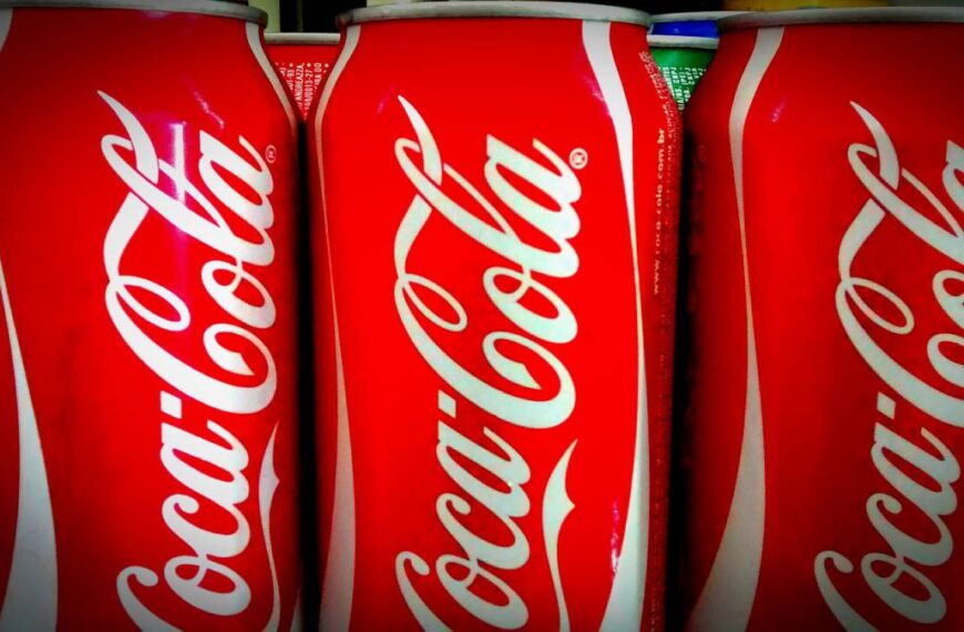 Pulire la pentola bruciata con la coca cola [VIDEO]