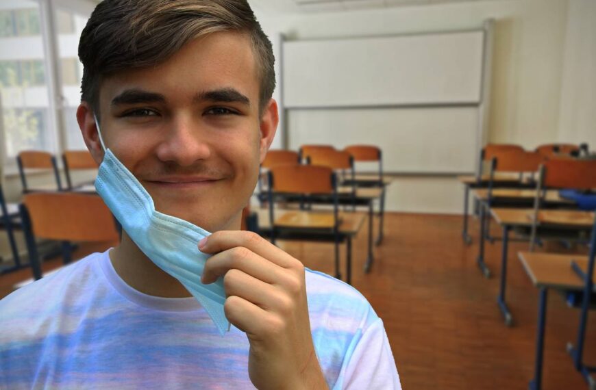 alunno con mascherina