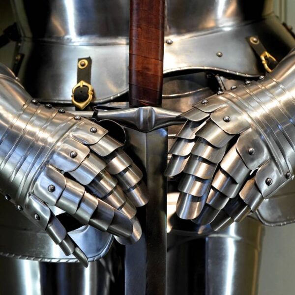 Trovata una rarissima spada medievale in un lago&hellip;