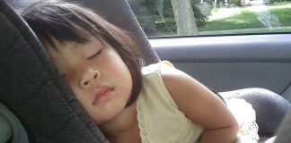 Bambina dorme in auto