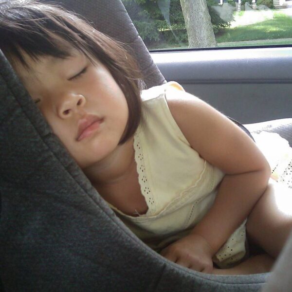 Bambina dorme in auto