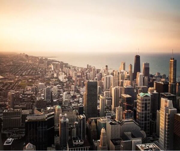 Sydney, festeggiano in spiaggia senza mascherine