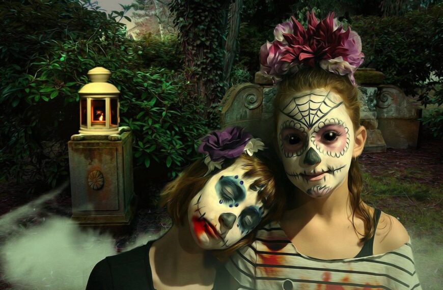 Messico: pupazzetti a forma di scheletri per mantenere le distanze