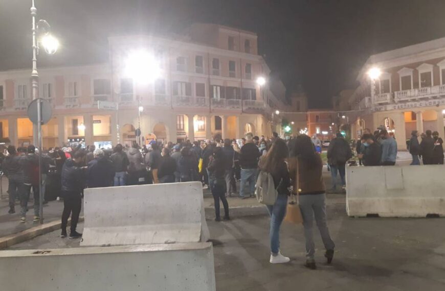 Crotone scende in piazza: protesta pacifica contro le chiusure imposte dal Governo