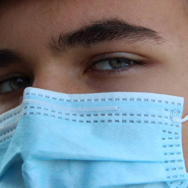 La mascherina non peggiora l’acne, l’importante è seguire&hellip;