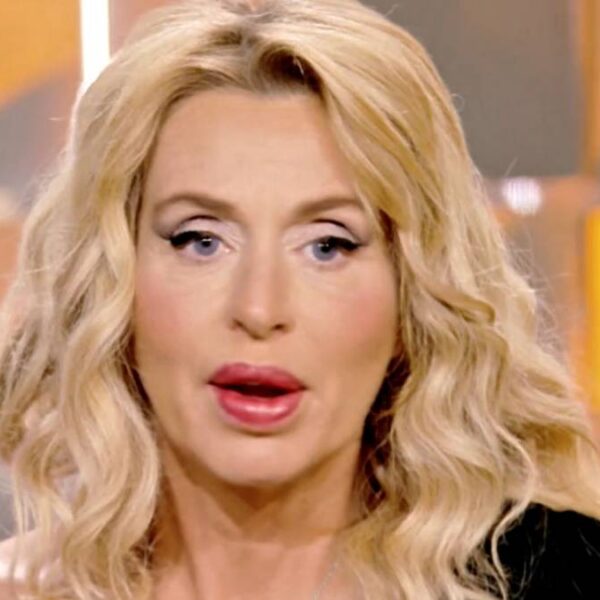 Valeria Marini mangia la torta per il suo&hellip;