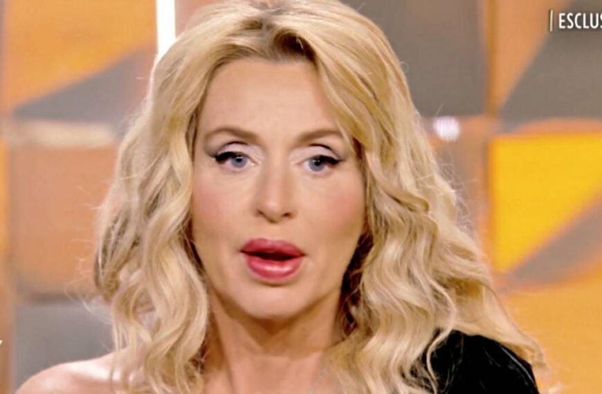 Valeria Marini mangia la torta per il suo compleanno: “Non sapevo potevo dividerla con voi”