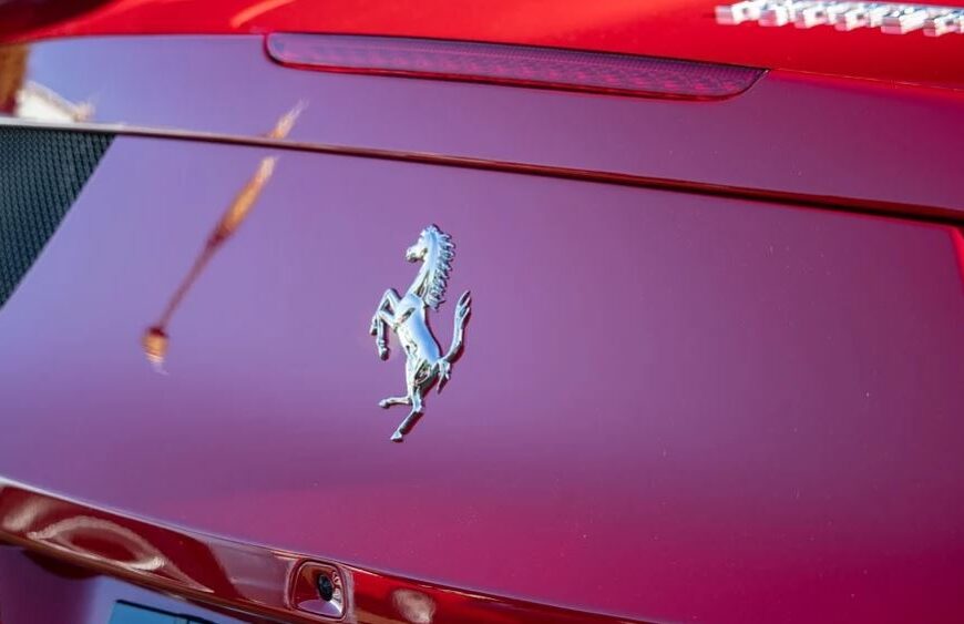 Ferrari, scossone a Maranello: l’AD Camilleri si dimette, la Borsa non se ne accorge subito