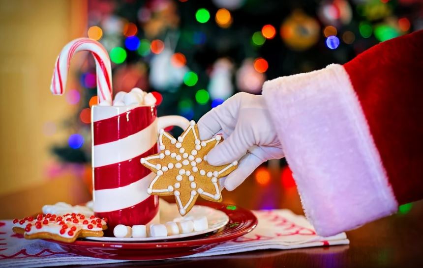 Preparare i biscotti per Babbo Natale: tradizione importante per i bambini