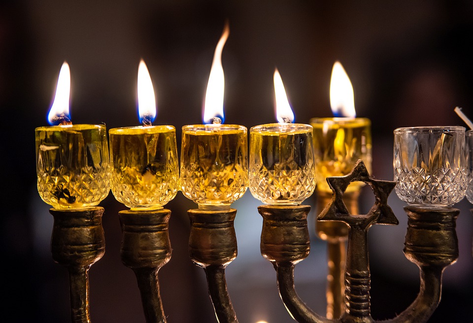Giorno Di Festa Per Gli Ebrei Chanukkah, gli ebrei accendono una luce simbolica allo Spallanzani di
