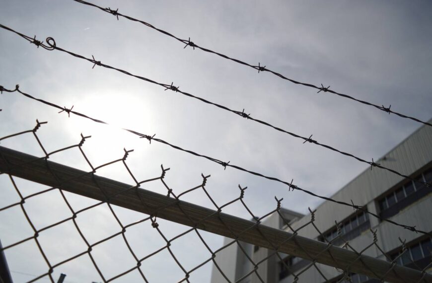 Patrick Zaki: Un anno in carcere, “Liberatelo” è il grido di Bologna