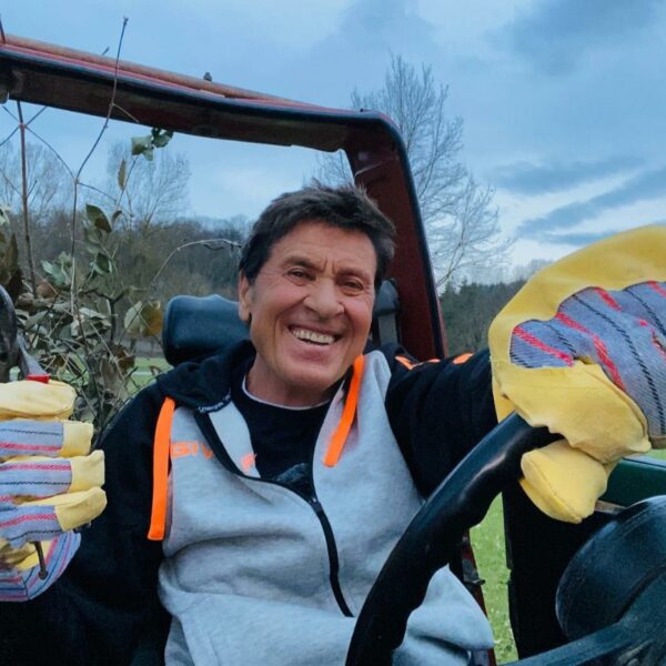 Gianni Morandi presto potrebbe essere operato