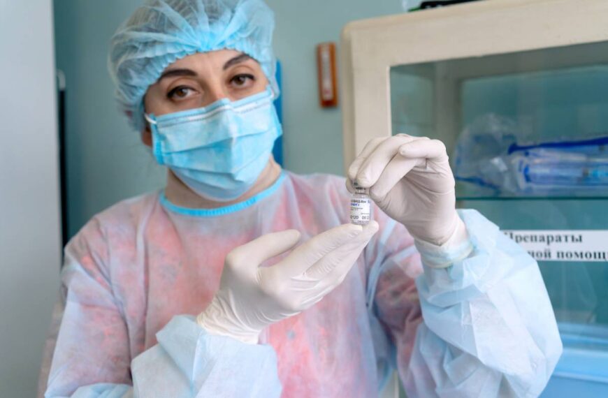 L'Ema valuta il vaccino Sputnik e nasce l'asse politico Bonaccini-Salvini per usarlo