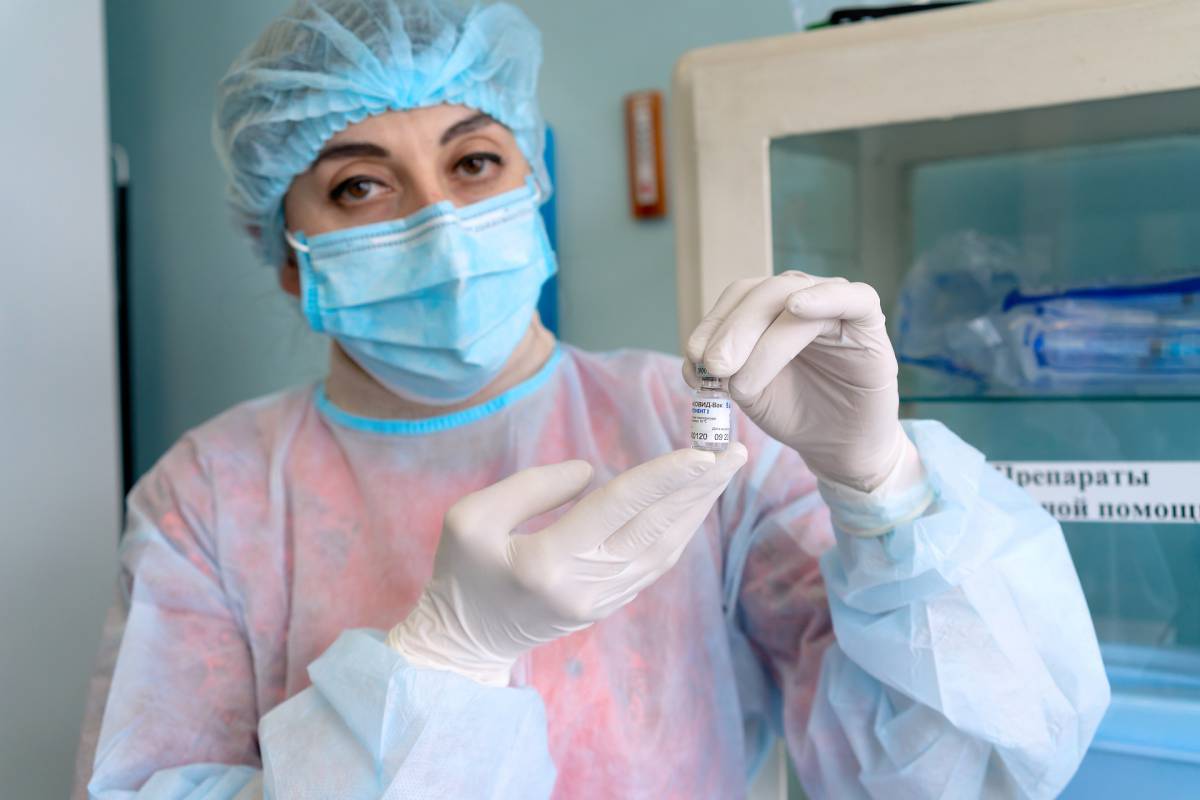 L'Ema valuta il vaccino Sputnik e nasce l'asse politico Bonaccini-Salvini per usarlo