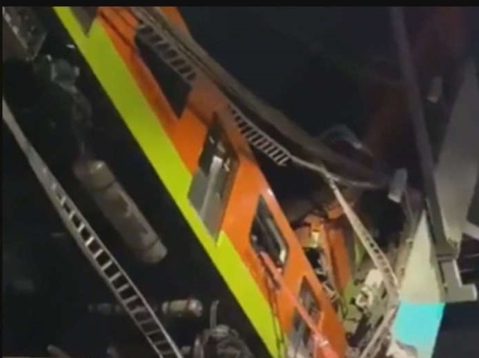 Città del Messico: crolla ponte mentre passa la metropolitana