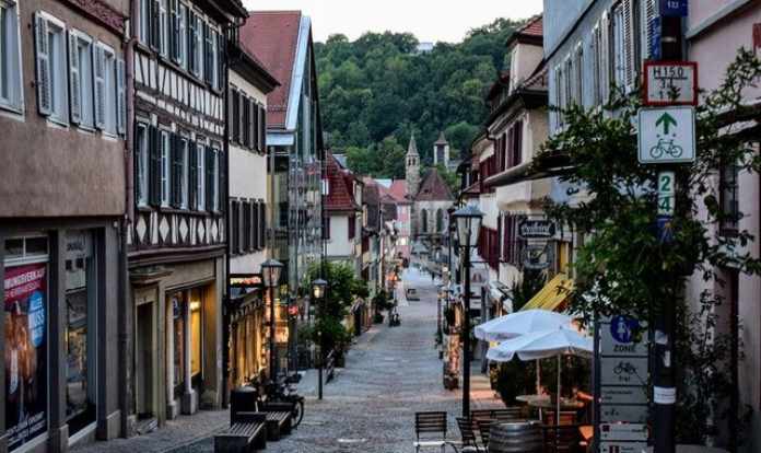 Confcommercio, in 9 anni sfumati 85mila negozi