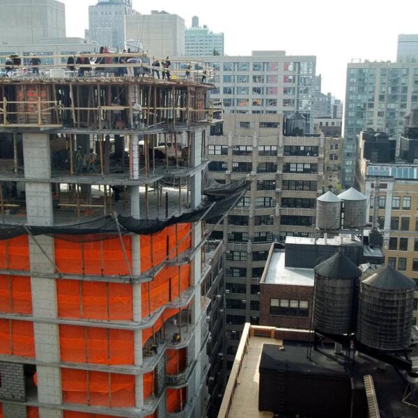 Il tornio non si ferma: muore operaio imprigionato…