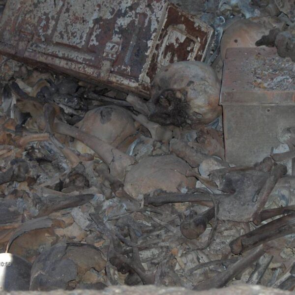 Nuova fossa comune a Mariupol: oltre mille corpi