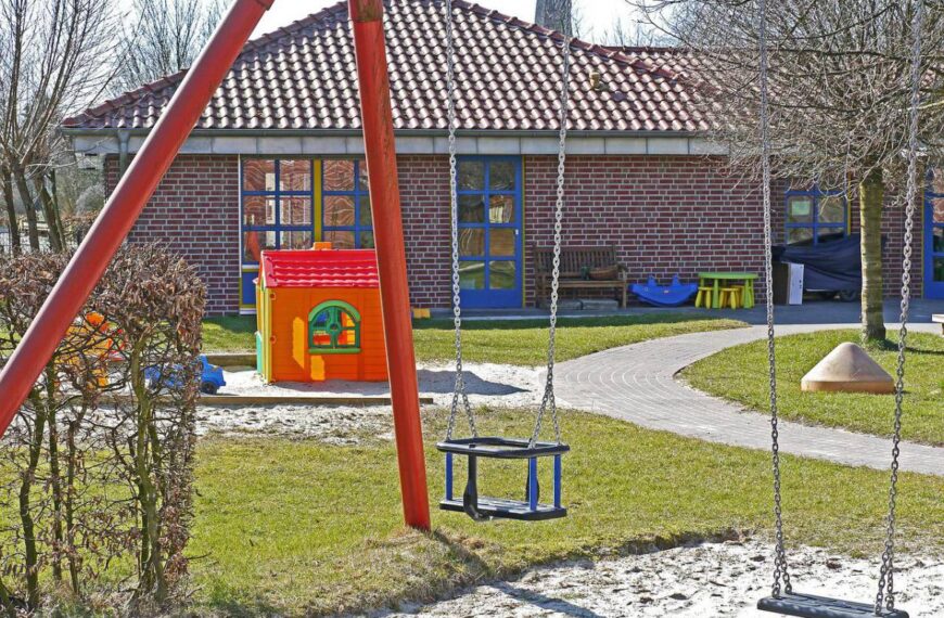 Auto piomba sui bambini in asilo: un morto, due prognosi riservata, un codice rosso