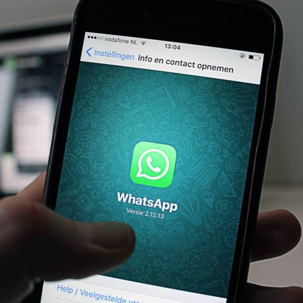 Minorenni adescate su Whatsapp e costrette a spogliarsi