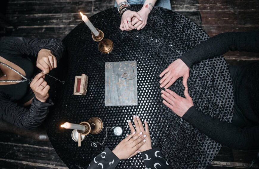 Durante una seduta spiritica si manifesta lo spirito inventato dai partecipanti