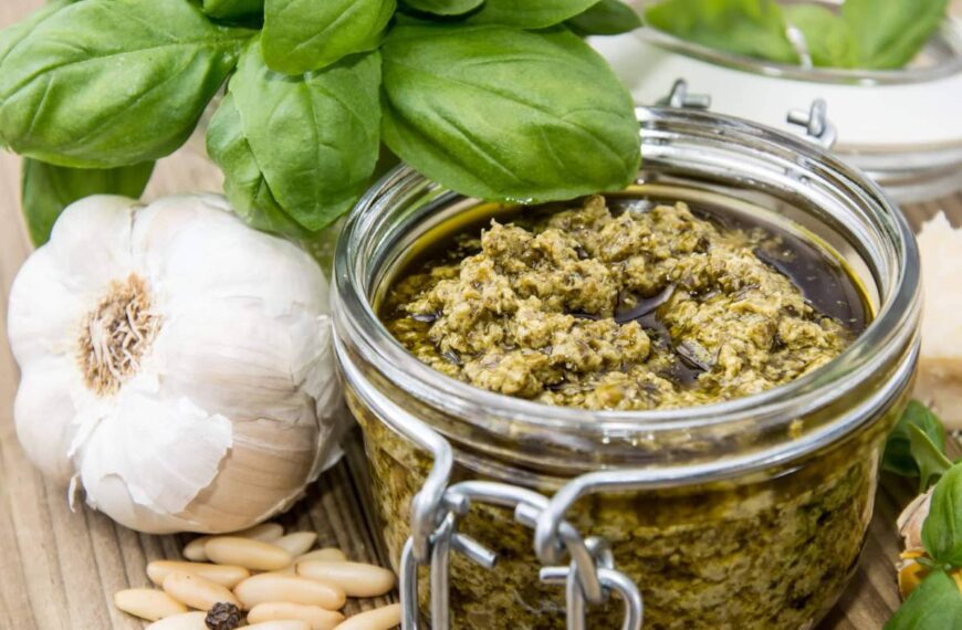 Pesto di melanzane e mandorle, pronto in 2 minuti per condire bruschette o primi piatti