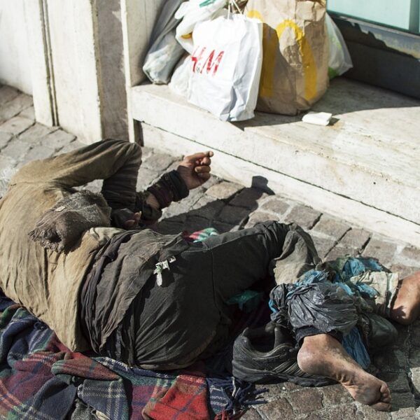 Bologna, clochard trovato morto su una panchina