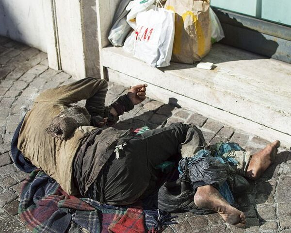 Milano, clochard muore in sottopasso