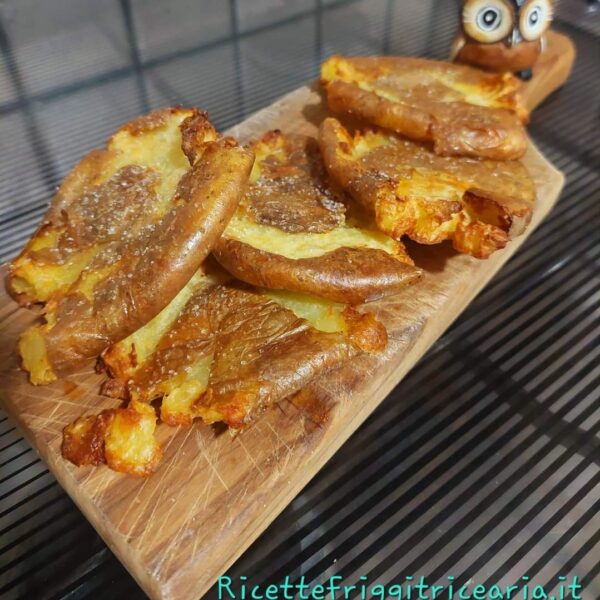 Patate schiacciate in friggitrice ad aria