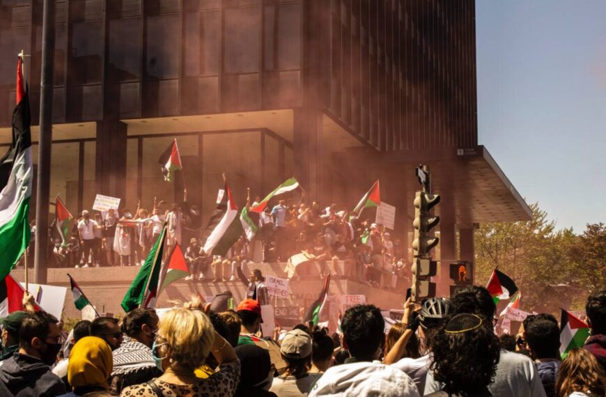 Stop al Reddito di cittadinanza: a Napoli manifestanti entrano in autostrada