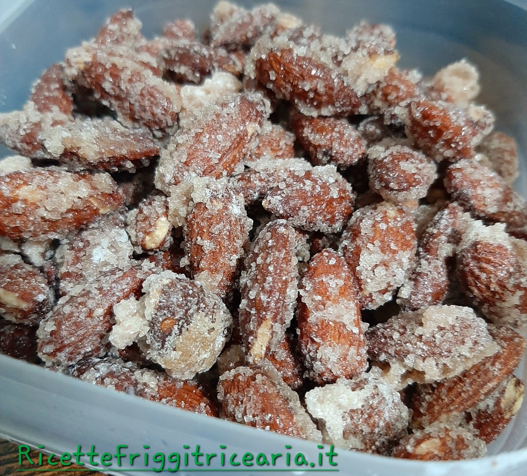 Mandorle pralinate o caramellate in friggitrice ad aria