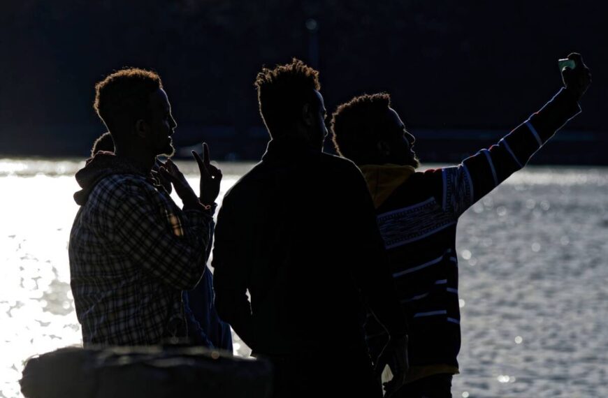 Africani con smartphone