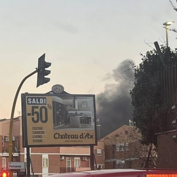 Roma: incendio nei pressi del Conad al Trullo