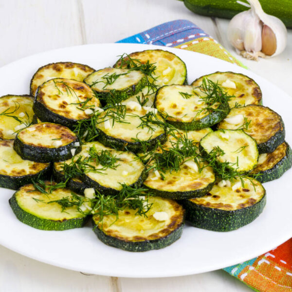 Zucchine agli aromi grigliate in friggitrice ad aria