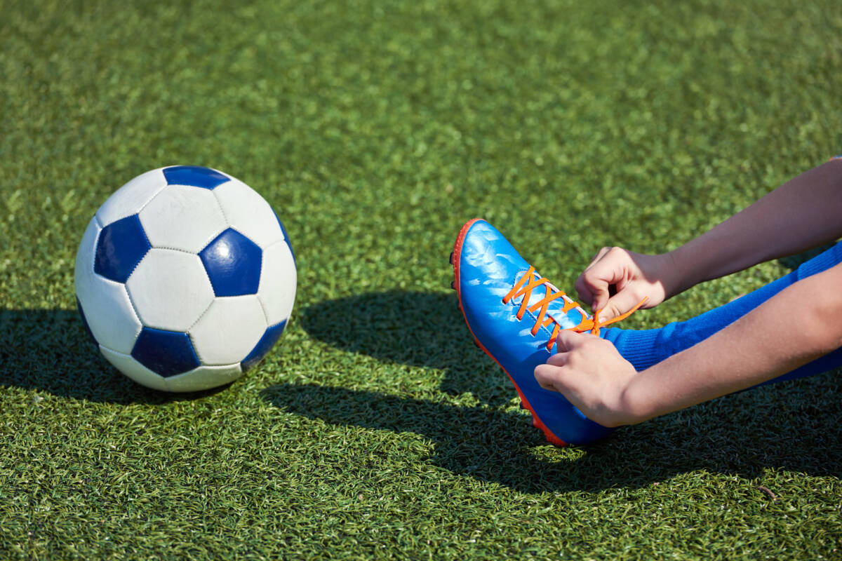 Bimbo gioca in giardino