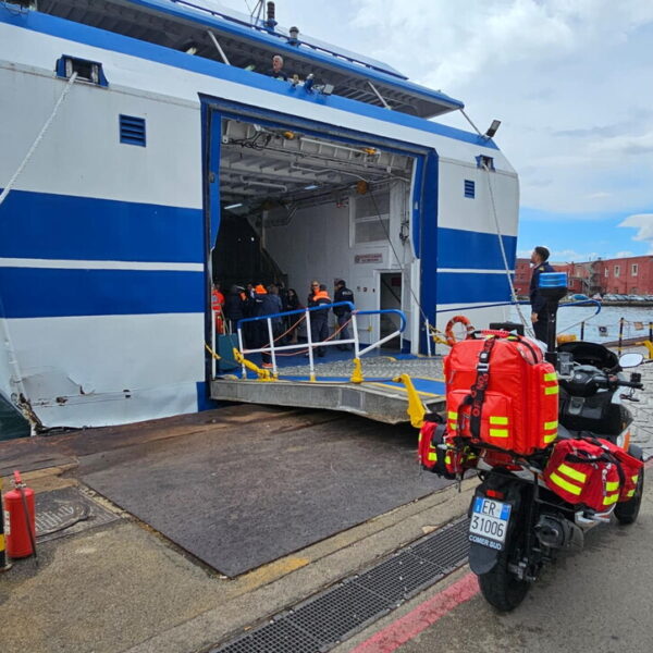 Napoli: nave contro la banchina del porto. Decine…