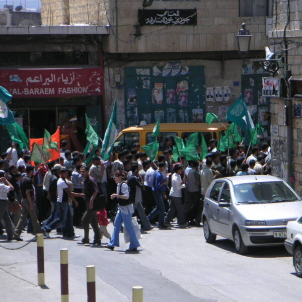 Hamas: “Netanyahu ostacola accordo”. Migliaia di persone in&hellip;