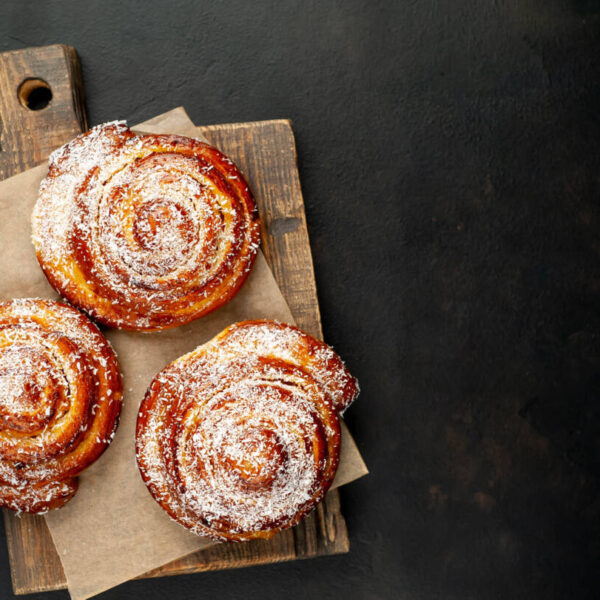 Girelle di pasta sfoglia con marmellata e mele in friggitrice ad aria