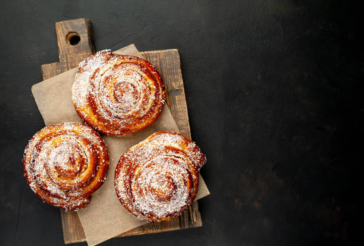 Girelle di pasta sfoglia con marmellata e mele in friggitrice ad aria