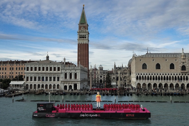Le Pink Guards e la celebre bambola Young-hee,invadono Venezia